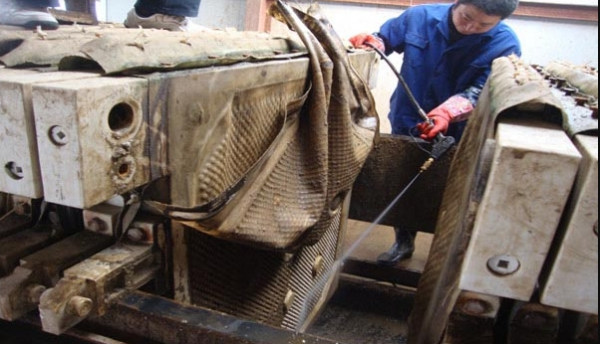 板框壓濾機濾布泥餅發粘易堵不成形解決方法 板框壓濾機濾布泥餅發粘易堵不成形解決方法